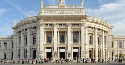 "A közönségnek játszunk a Burgtheaterben is" - Magyar társulatok közleménye