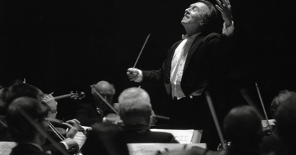 Claudio Abbado nevét veszi fel a ferrarai operaház
