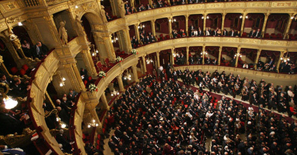 Hol a színpad: kint-e vagy bent...? - Művészet és marketing az Operában