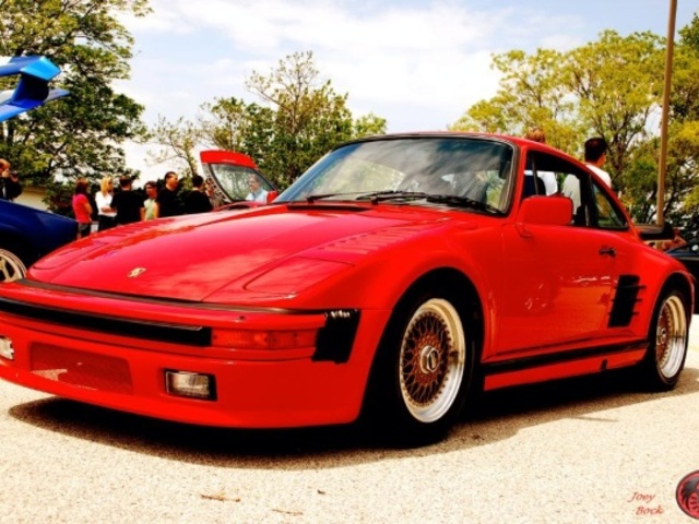 Piros Porsche Húsvétra