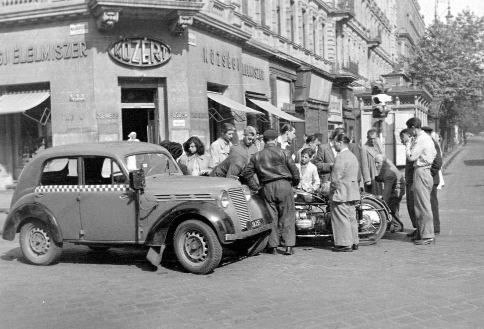 1953_kiraly_utca_renault_juvaquatre.jpg
