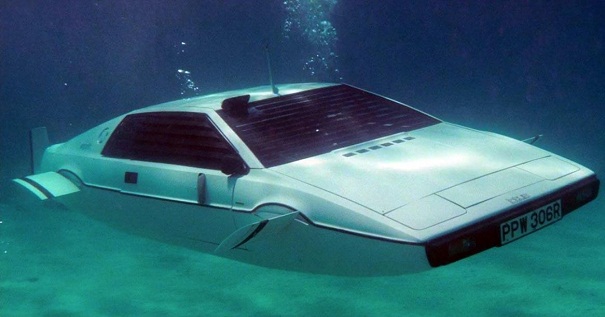 James-Bond-Lotus-Esprit-dive.jpg