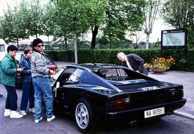 diego_maradona_ferrari.jpg