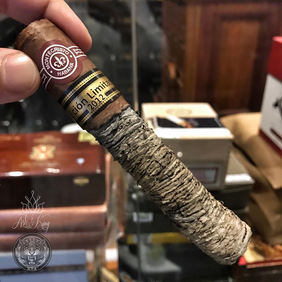 cigar_ash_king_longest_cigar_ash_cigar_ash_stand_cigarmonkeys_com_cigar_luxury_style_6.jpg
