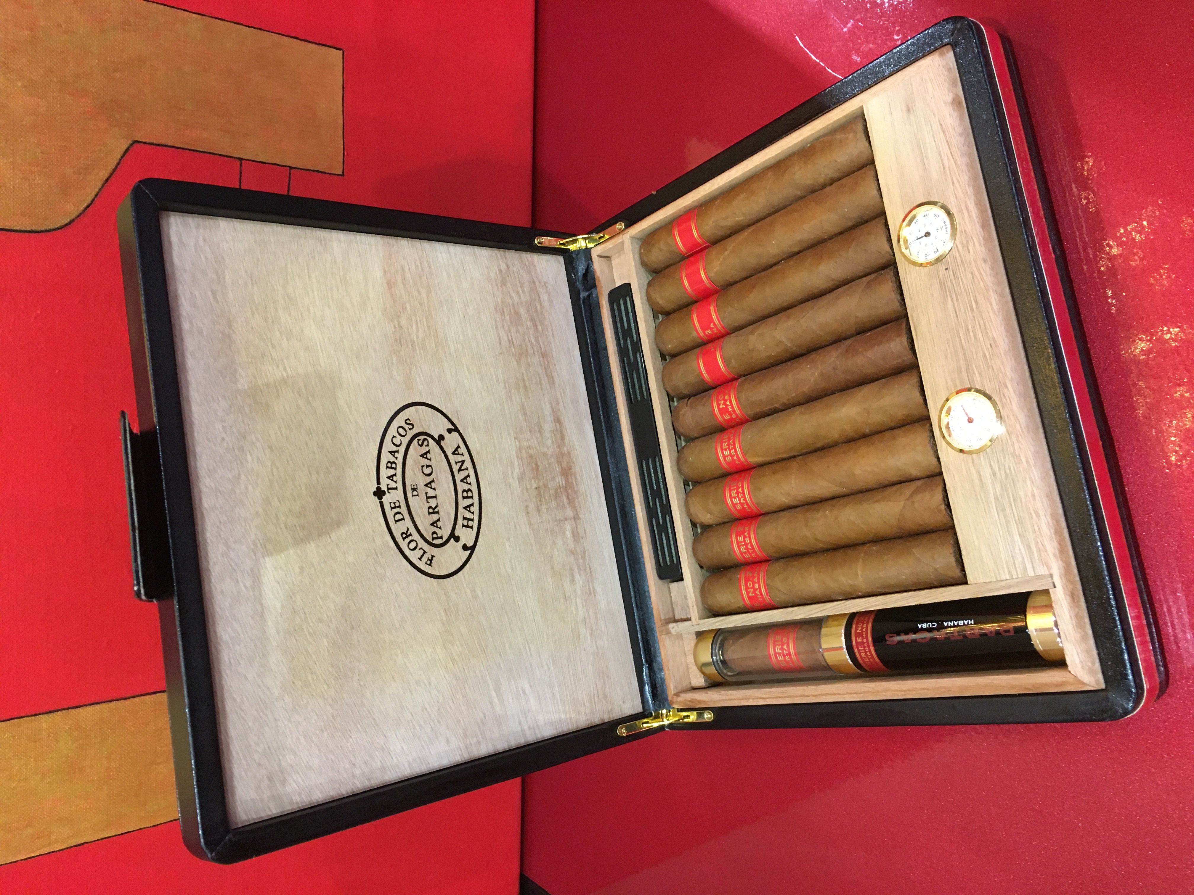 egy_igazi_kulonlegesseg_partagas_serie_e_no_2_travel_humidor_10_szivarral.JPG