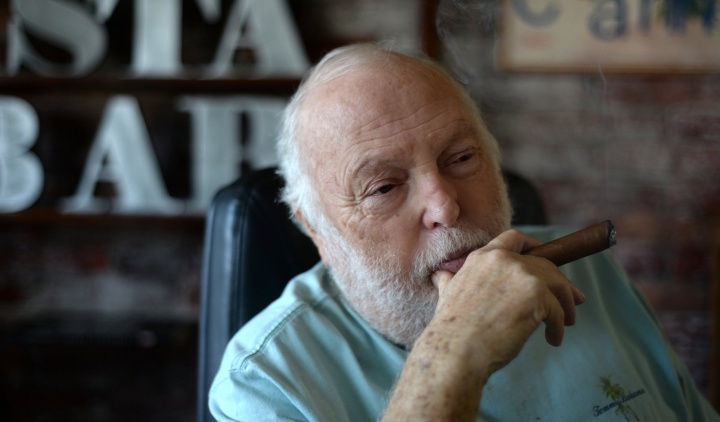 large_andy_vajna_szivarozik_szivarom_blog_hu_andy_vajna_cigar.jpg