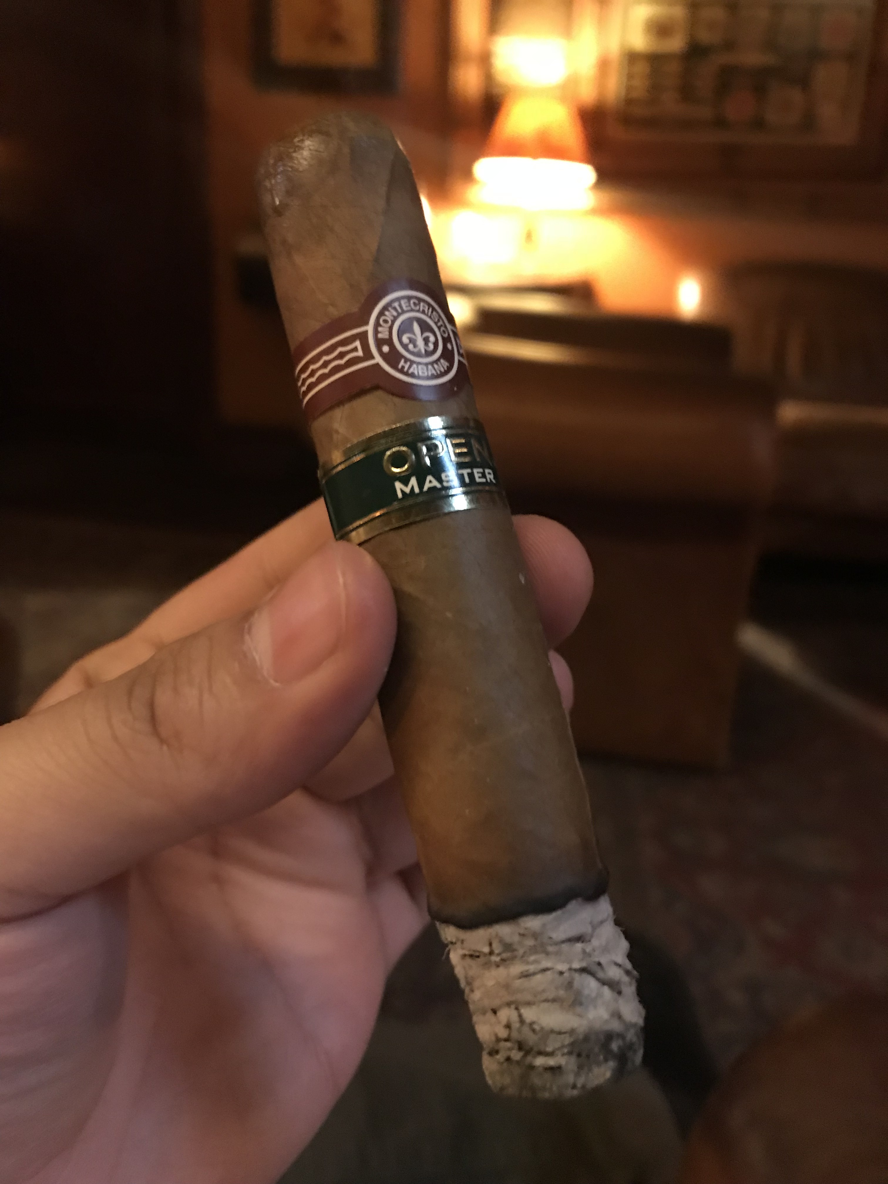 montecristo_open_master_szivarozas_a_szivarklubban_cigarmonkeys_com_cigar_life_3.jpeg