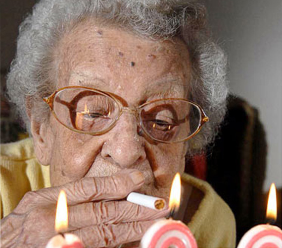 100-year-old-smoke_102_eves_koraig_dohanyzott.jpg