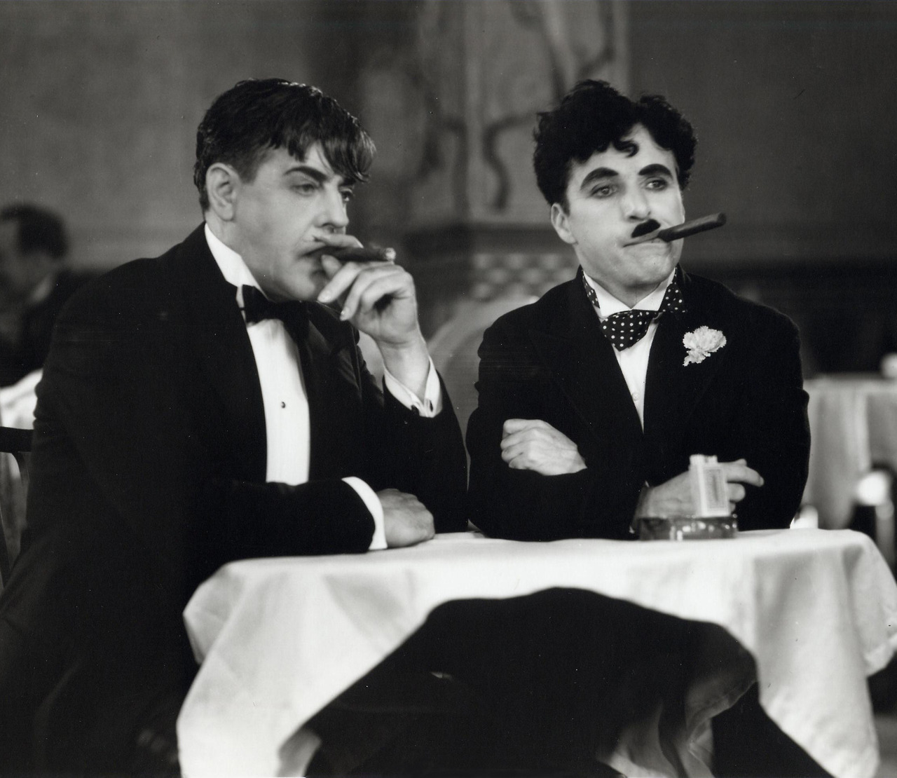 charlie_chaplin_szivarozik.jpg