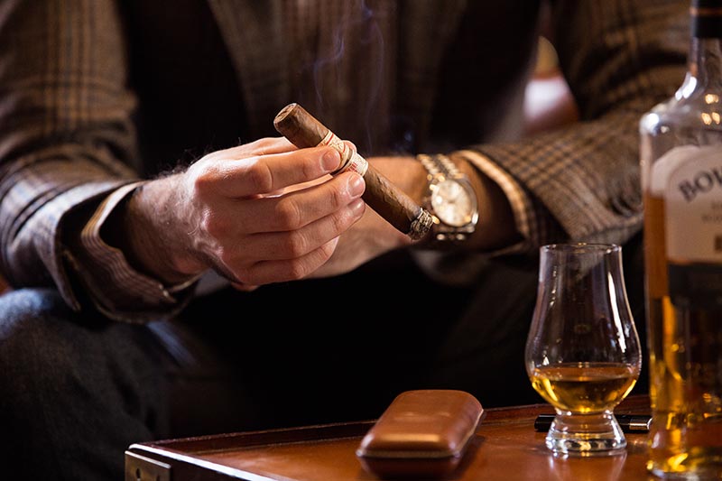 smoking-cuban-cigar-with-bowmore_1.jpg