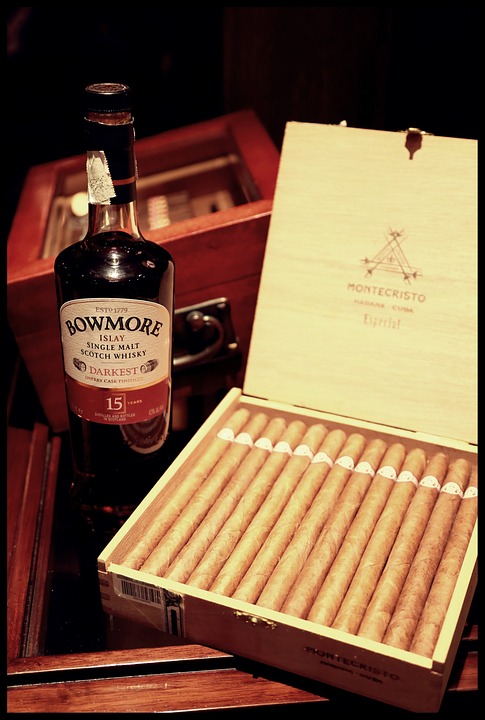 smoking-cuban-cigar-with-bowmore_2.jpg