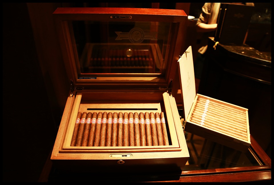 smoking-cuban-cigar-with-bowmore_3.jpg