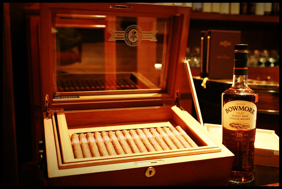 smoking-cuban-cigar-with-bowmore_4.jpg
