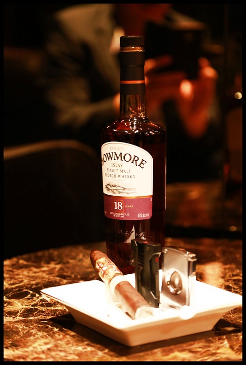 smoking-cuban-cigar-with-bowmore_5.jpg