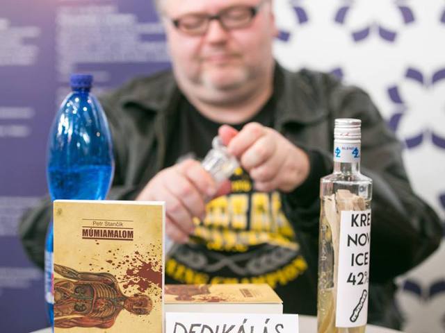 A „fogalmam sincs honnan szedek ilyeneket”-től az író-istenekig. Interjú Petr Stančíkkal