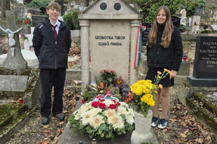 Koszorúzás Szabó Magda sírjánál