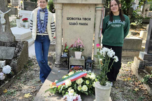 Koszorúzás Szabó Magda sírjánál