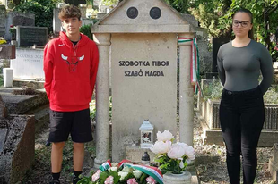 Koszorúzás Szabó Magda sírjánál