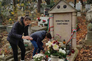 Koszorúzás Szabó Magda sírjánál