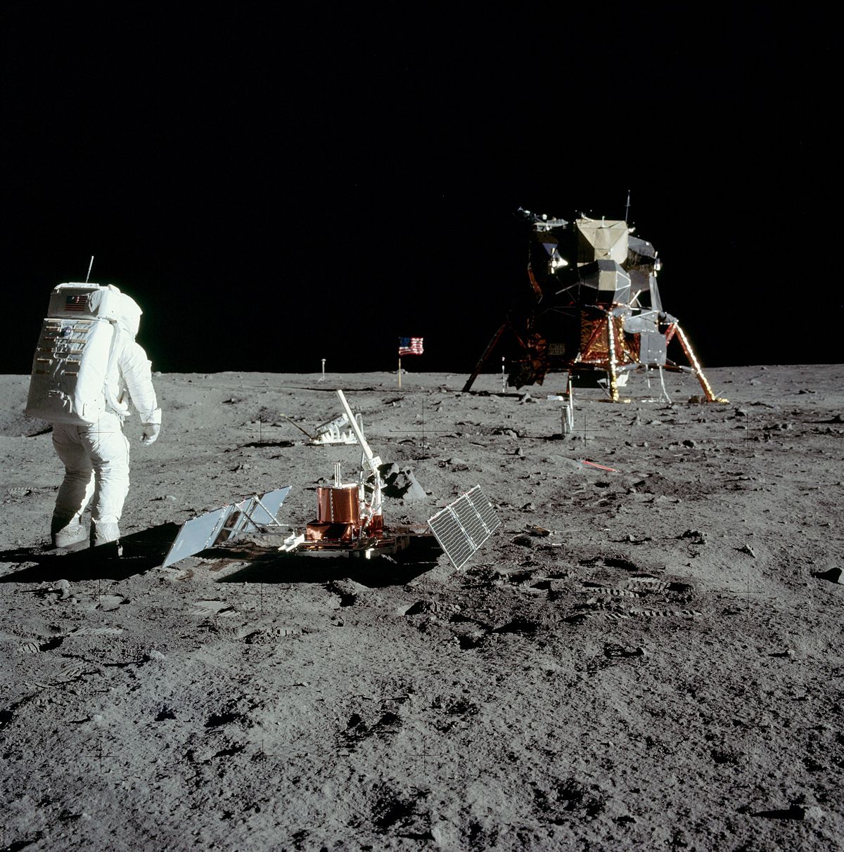 szmk_first_man_neil_armstrong_hold_moon_elso_ember_2.jpg