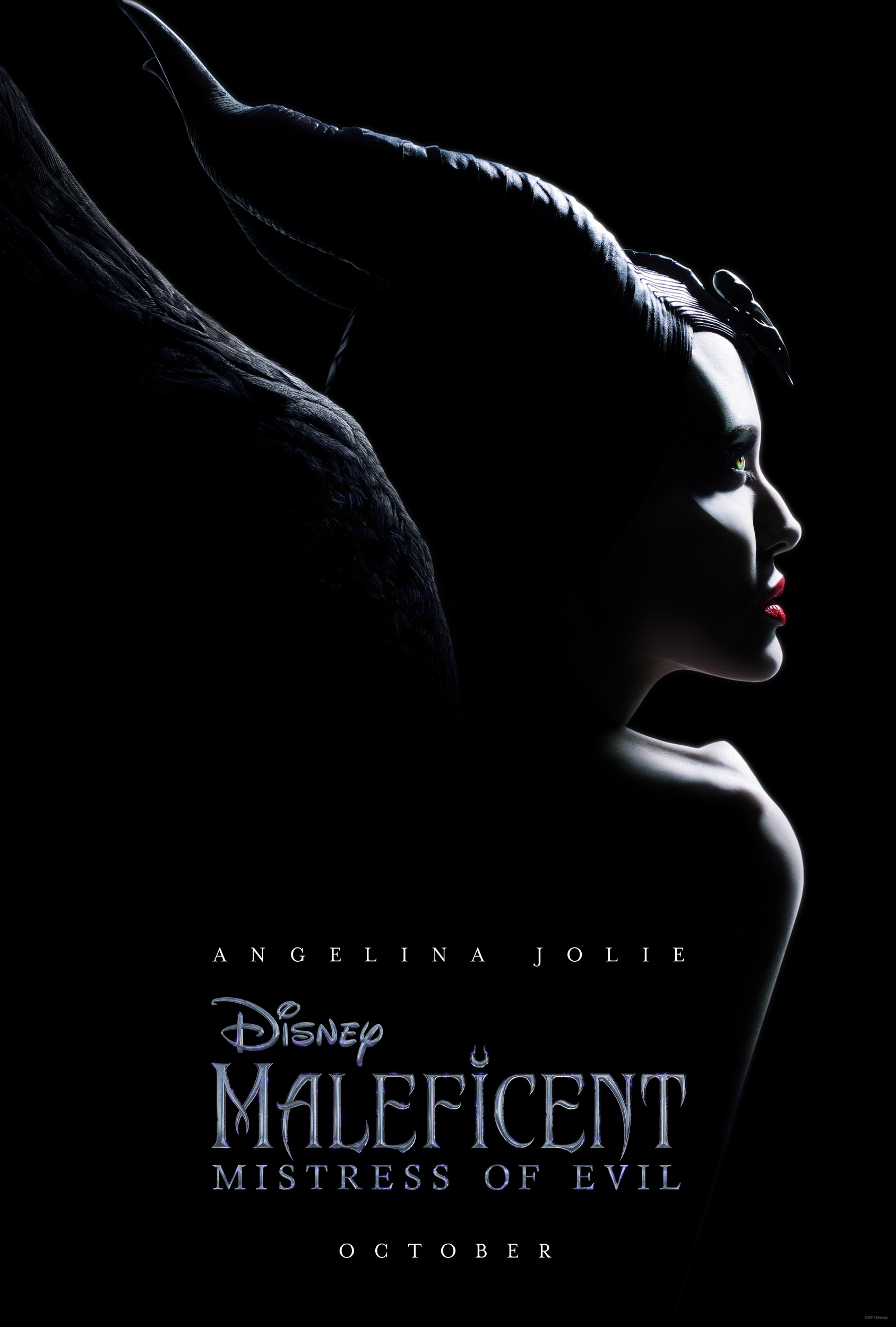 szmk_maleficent_mistress_of_evil_demona_a_sotetseg_urnoje_disney.jpg