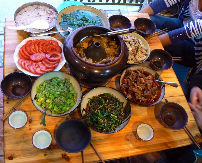 Egyik vendéglátónk által készített "qiguo ji" egyéb házias  Yunnan-i étellel együtt tálalva.