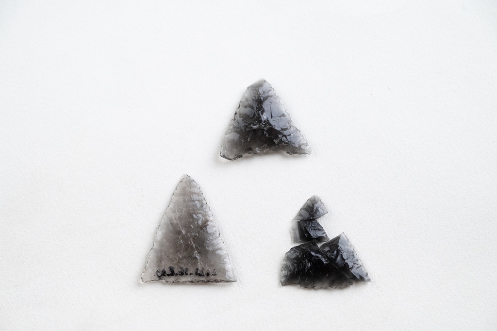 5. kép: Obszidiánból (vulkáni üvegből) pattintott nyílhegyek (Fotó: Hegedűs Sándor)