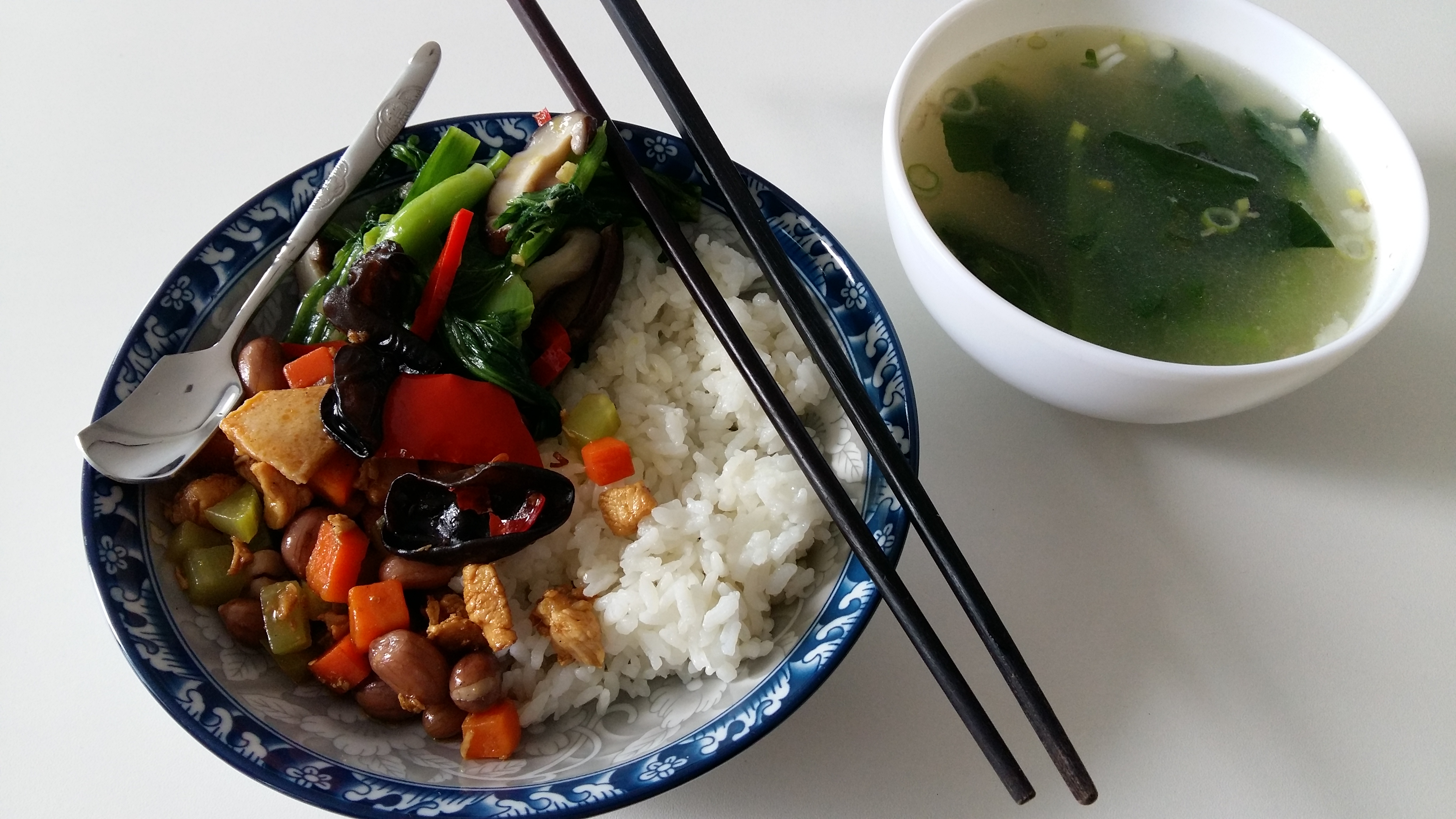 Menzai ebéd: hagymás tofuleves, mogyorós csirke rizzsel és párolt zöldségekkel