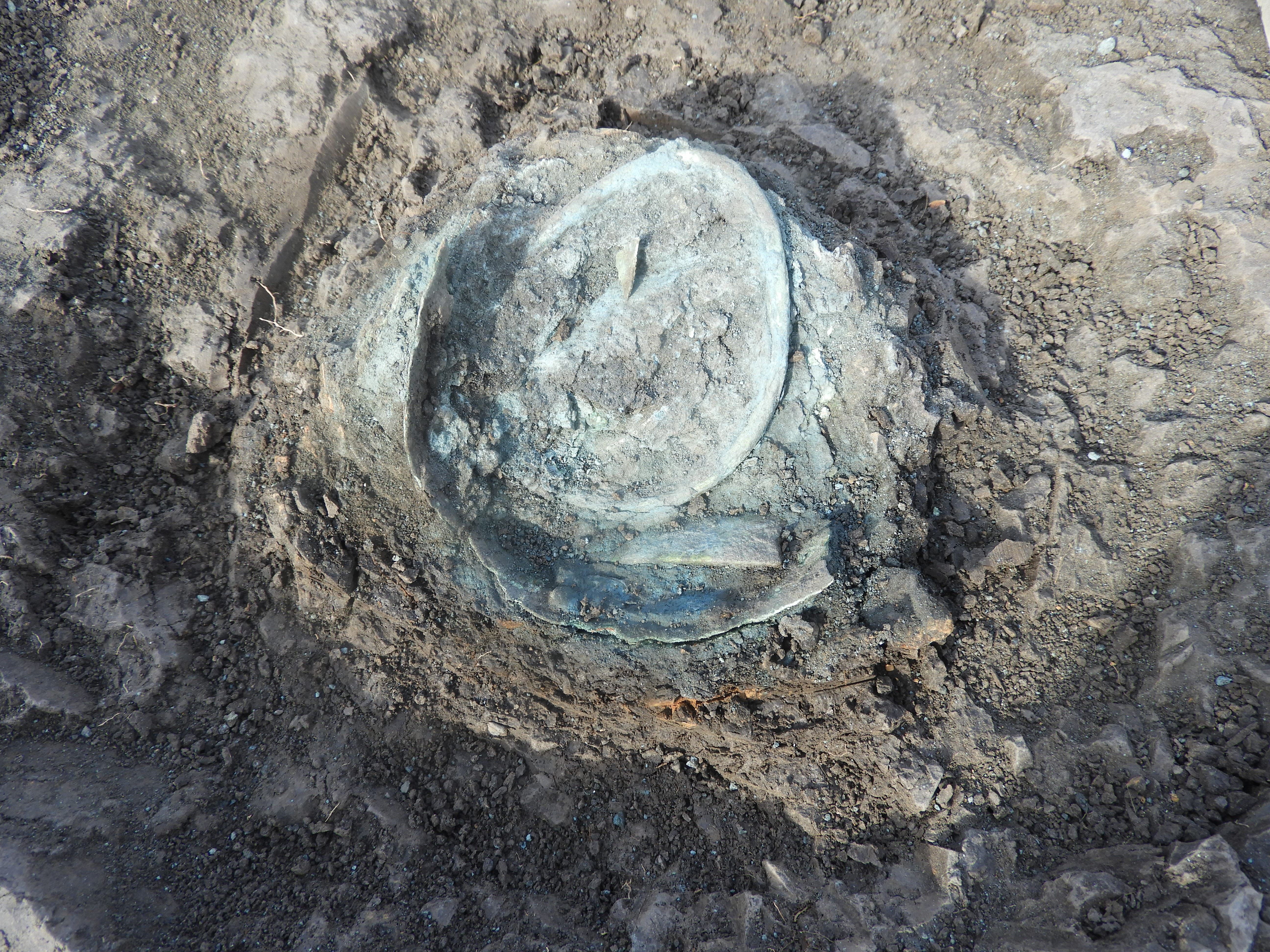 2. kép: Az első kincs alján lévő bronz edény