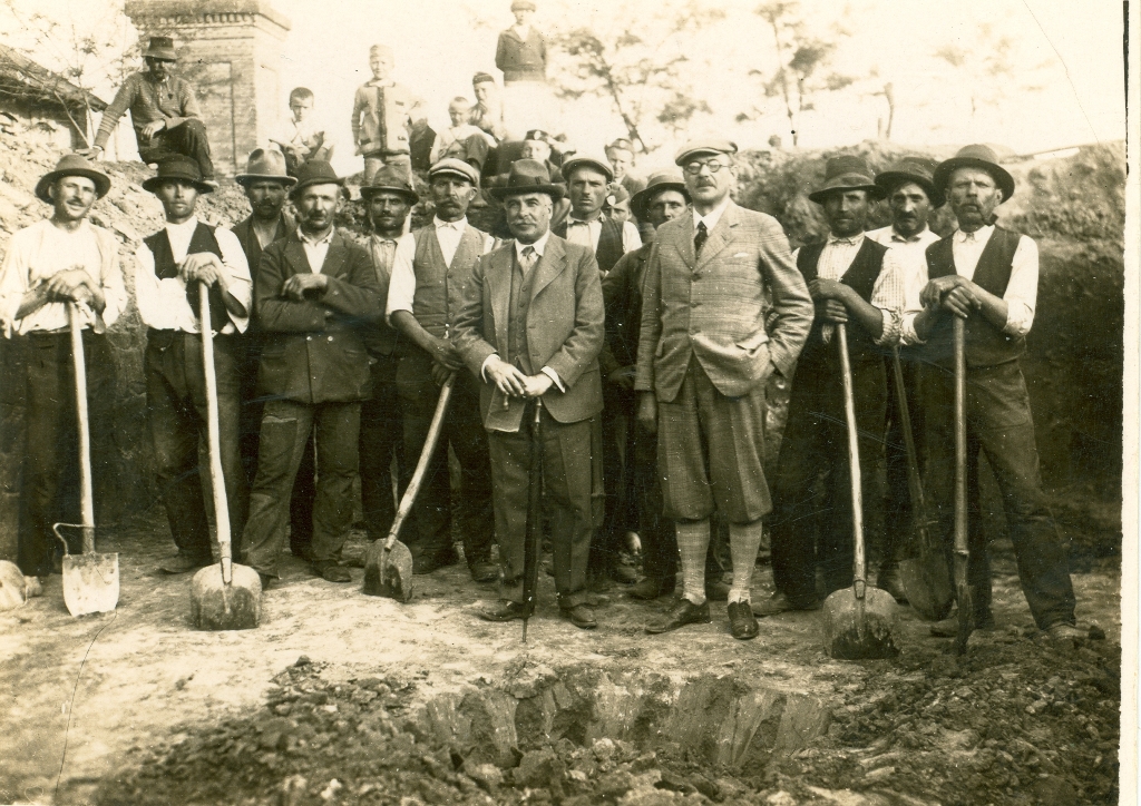 2. kép: Az 1934-es rákóczifalvi ásatás résztvevői. Középen kalapban és esernyővel Márton Lajos, a Nemzeti Múzeum Régészeti Osztályának igazgatója, balján térdnadrágban Balogh Béla