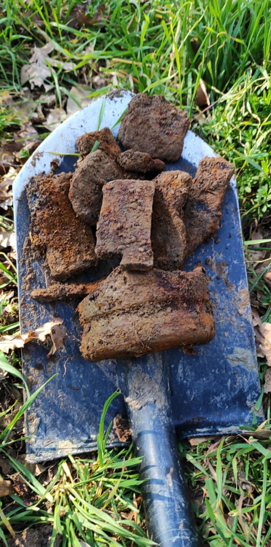 Fémkereső műszeres kutatások során fellelt 10 cm-es M14 tüzérségi gránát-srapnel lövedékek maradványai és egy 8 mm-es ogivális puskalövedék. (Fotók: Kiss Norbert)
