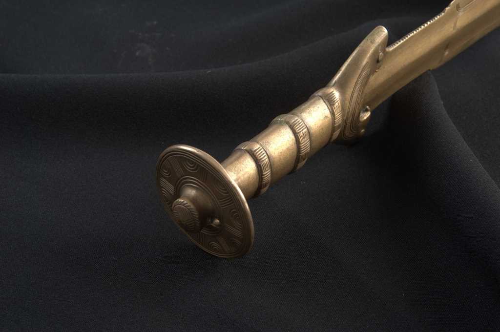 9.	A nagyrévi bronz kard markolata különböző vonalakkal, rovátkolásokkal díszített. Fotó: Simon Ferenc