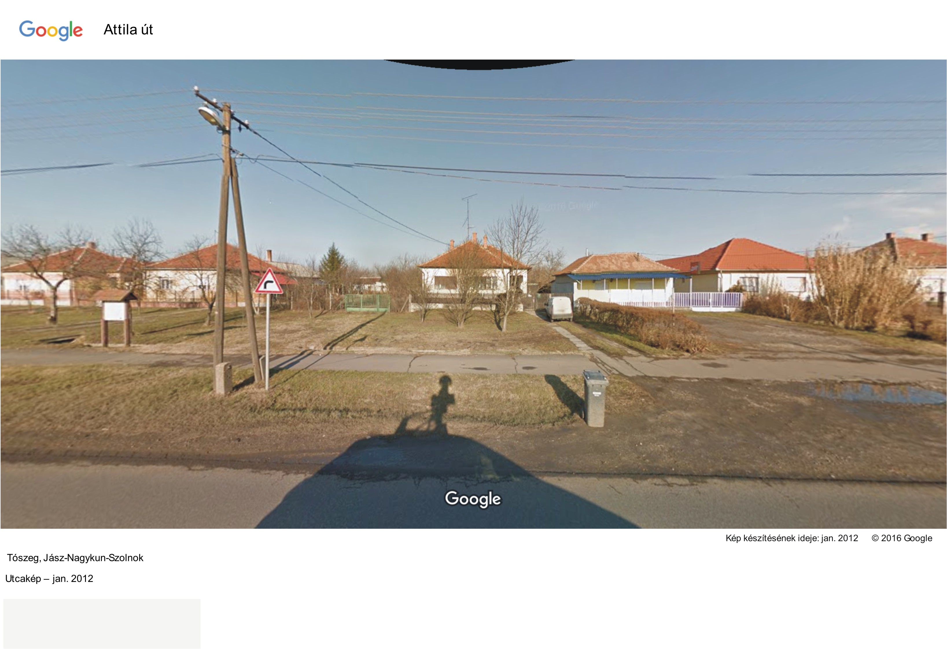 A házak mögött van a Laposhalom csonkja, jobbról a bezárt Kucorgó kocsma