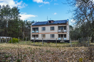 Elhagyott szovjet határőrállomás az erdő közepén