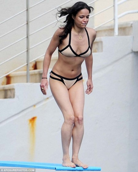 Michelle Rodriguez bikinis képei (2).jpg