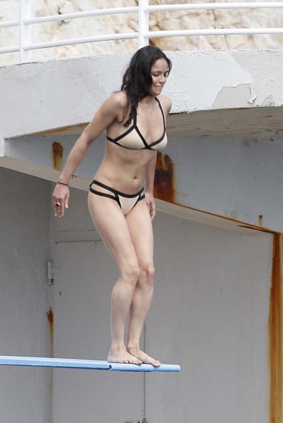 Michelle Rodriguez bikinis képei (9).jpg