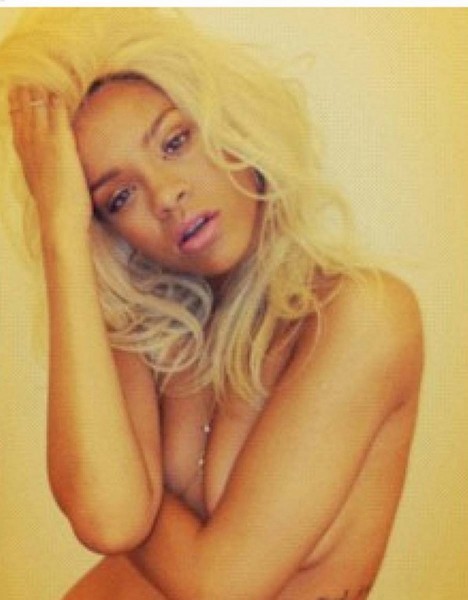 Rihanna topless képei (3).jpg