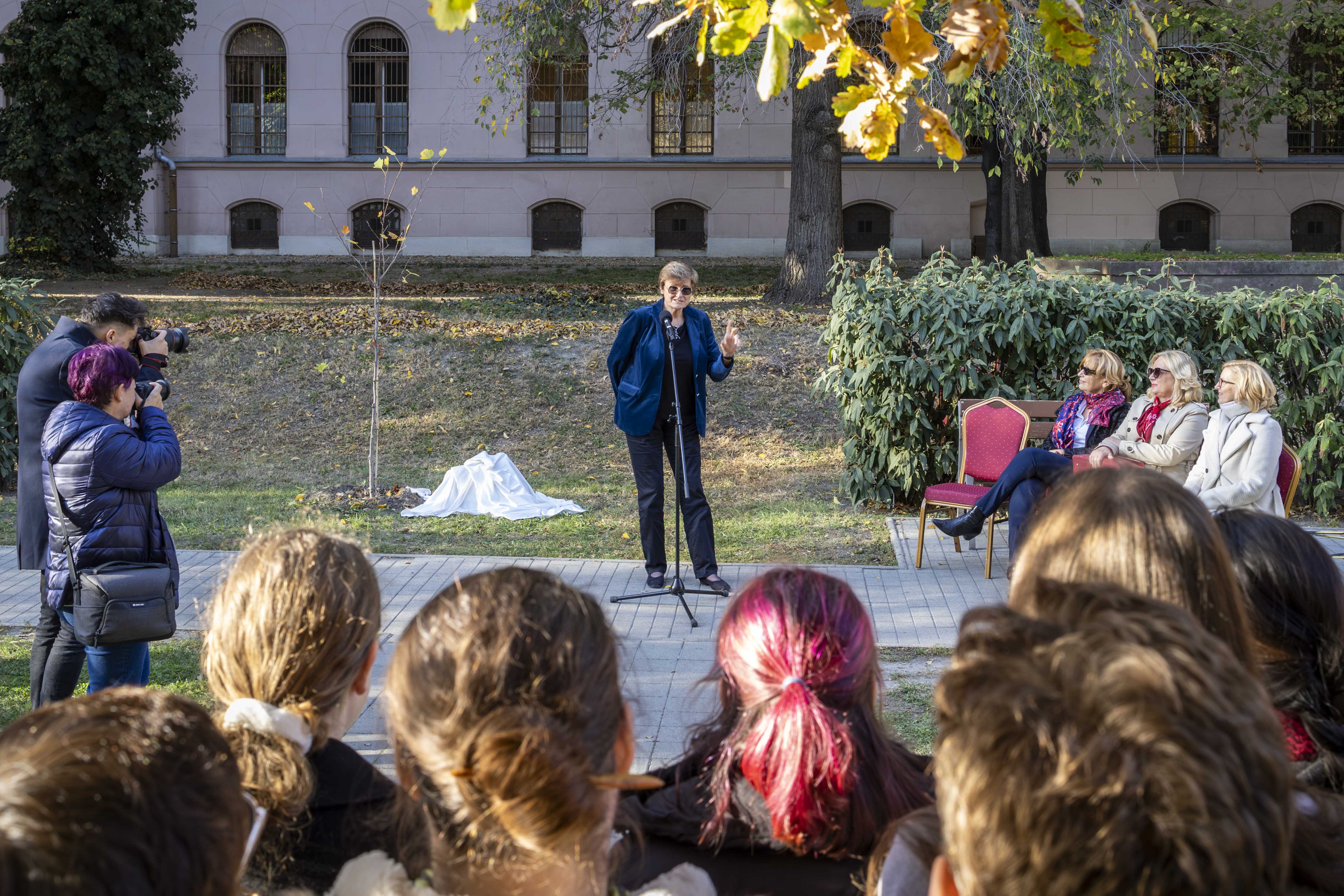 The SZTE alumni community honored Prof. Dr. Katalin Karikó and her Nobel Prize by planting a tree and placing a memorial plaque