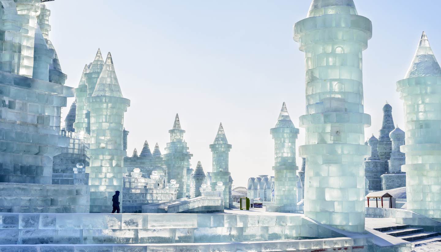 0shu-editorial-hero-ice-building-in-the-17th-harbin-china-ice-and-snow-world-388889101-aphotostory-1440x823.jpg