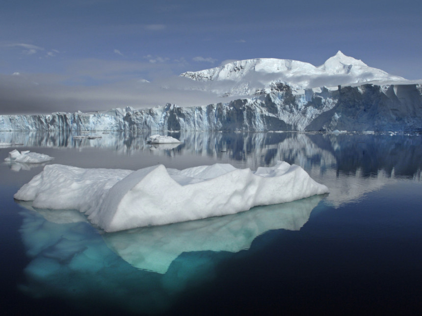 photos-of-antarctica-iceberg-reflections-nasa-860x645.jpg