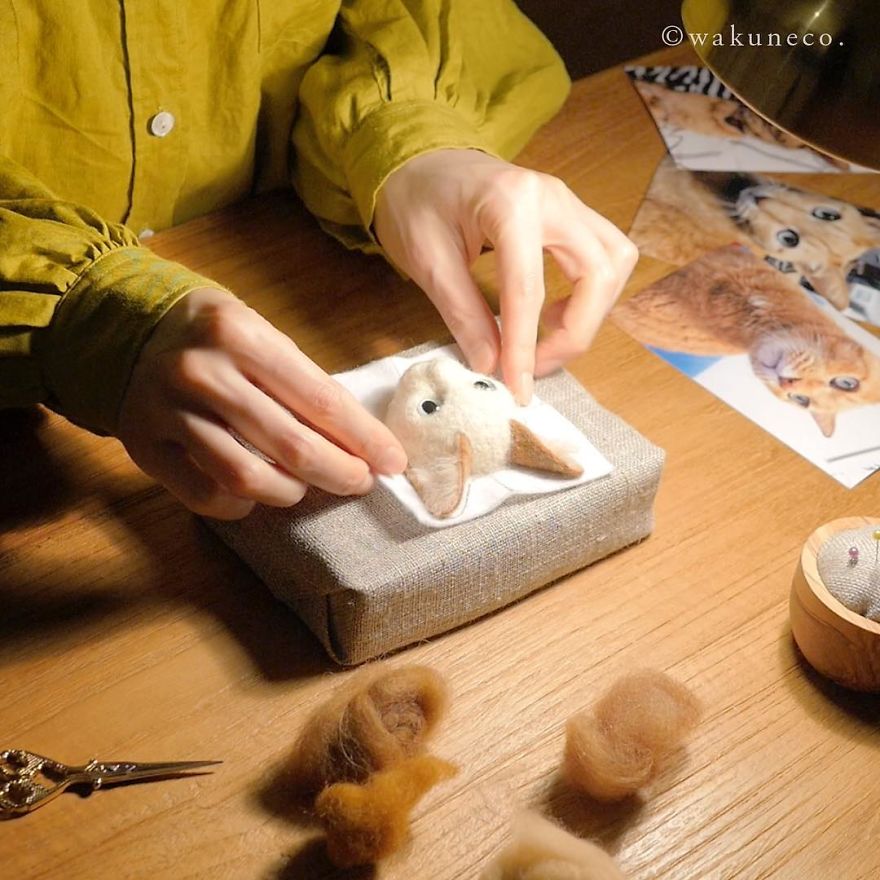 5b5824802e571-artist-makes-hyper-realistic-cats-using-felted-wool-and-the-result-is-wonderful-5b51cb6deb126_880.jpg