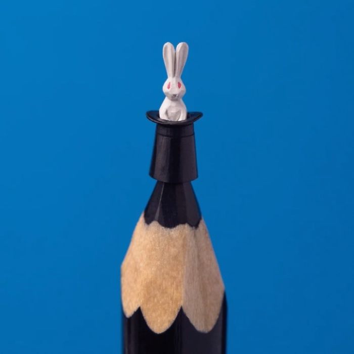 artist-makes-tiny-and-incredible-sculptures-on-the-tip-of-pencils-5ec7772b13d50_700.jpg