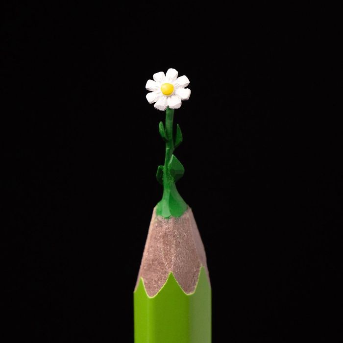 artist-makes-tiny-and-incredible-sculptures-on-the-tip-of-pencils-5ec777583deaf_700.jpg