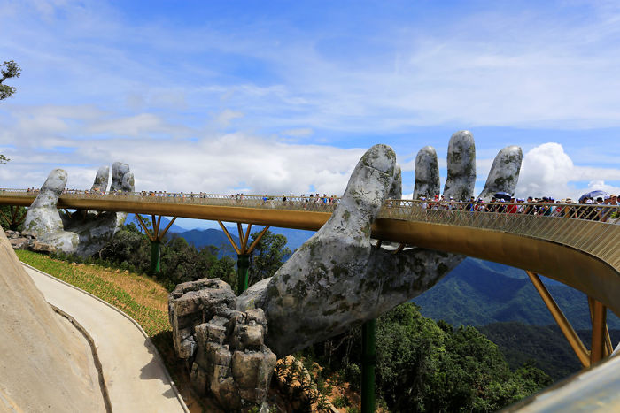 creative-design-giant-hands-bridge-ba-na-hills-vietnam-5b5ec9f647f16_700.jpg
