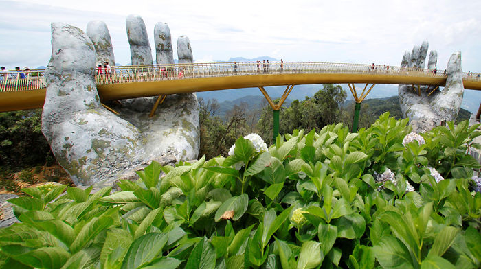 creative-design-giant-hands-bridge-ba-na-hills-vietnam-5b5ec9fe9f6d9_700.jpg