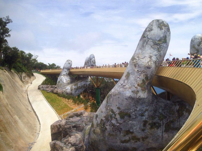 creative-design-giant-hands-bridge-ba-na-hills-vietnam-5b5eceacbbcda_700.jpg