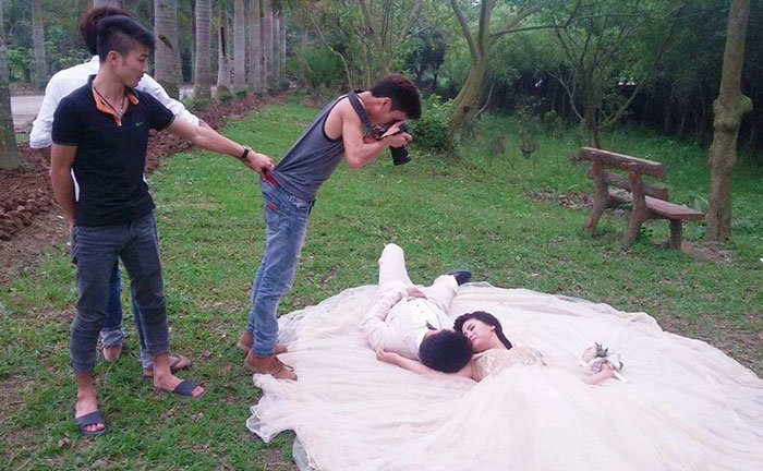 funny-crazy-wedding-photographers-behind-the-scenes-38-5774e30460de6_700.jpg