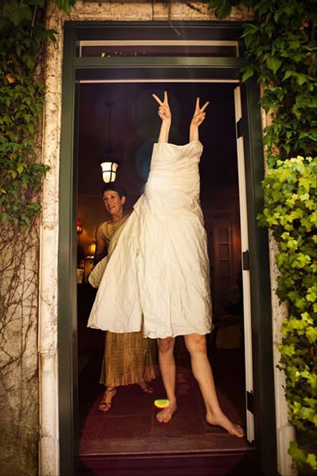 funny-wedding-pictures-bride-getting-dressed.jpg