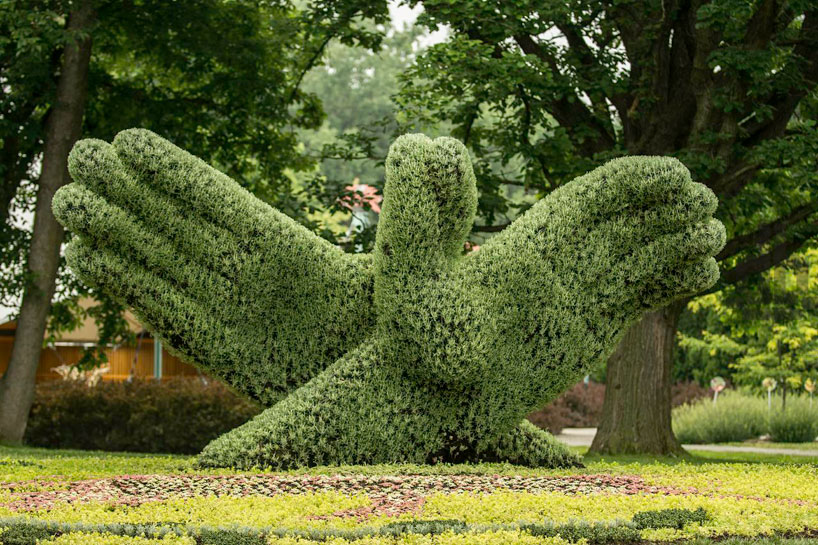 massive-hordicultural-sculptures-in-montreal-designboom-02.jpg