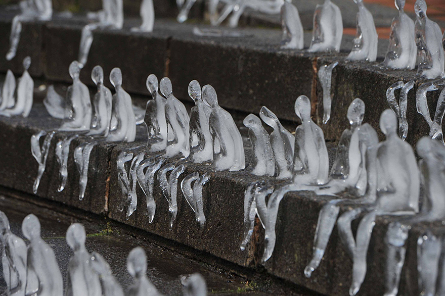 minimum-monument-ice-sculptures-first-world-war-commemoration-nele-azevedo-1.jpg